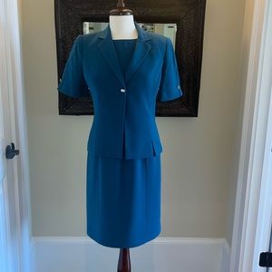 Ladies 2 piece Kasper Size 4 Dress Suit